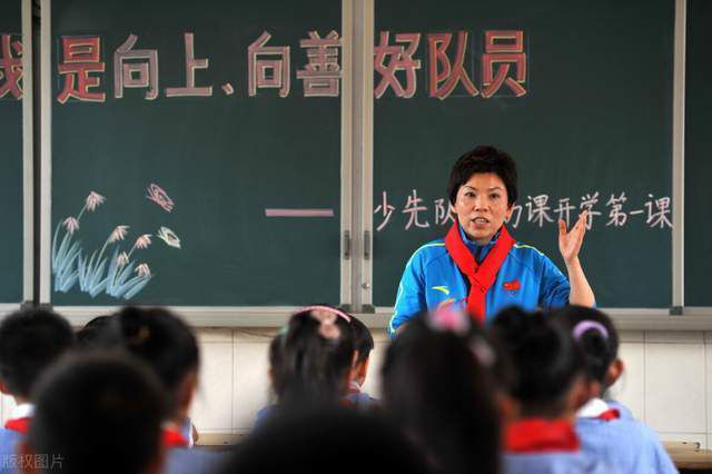 今年八月，库尔图瓦的受伤引发了皇马的地震，大量的报价摆在了俱乐部的桌面上，一百多名经纪人打来电话表示他们的球员愿意为皇马效力。